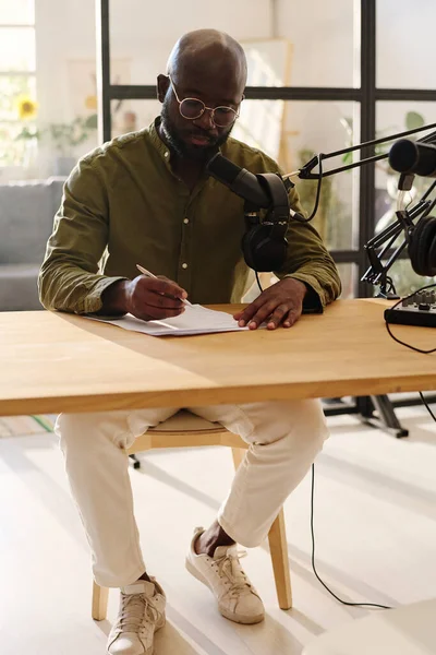 Jonge Serieuze Afro Amerikaanse Man Casualwear Het Opschrijven Van Vragen — Stockfoto