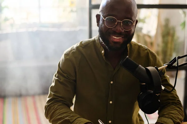 Happy Jonge Zwarte Man Zitten Voorkant Van Microfoon Kijken Naar — Stockfoto
