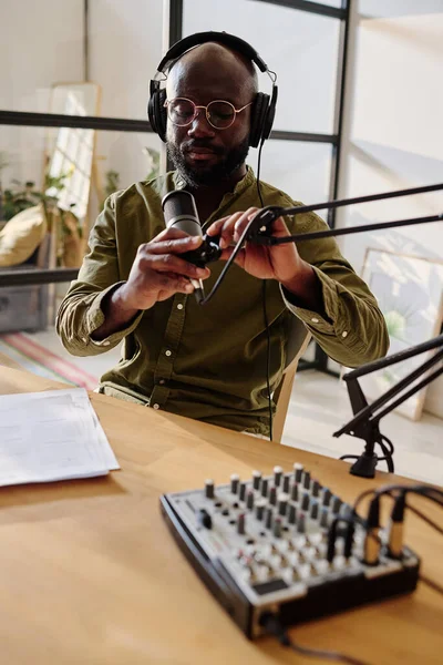 Jonge Serieuze Zwarte Man Koptelefoon Bril Aanpassen Microfoon Voor Het — Stockfoto