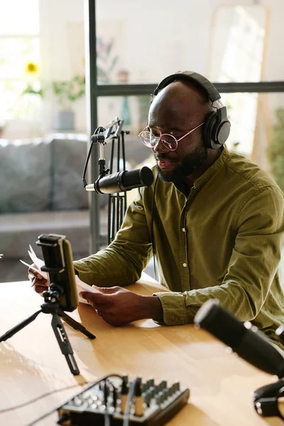 Jonge Zwarte Man Koptelefoon Praten Microfoon Tijdens Het Lezen Van — Stockfoto