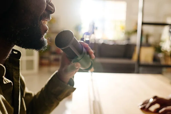 Close Van Gelukkige Jonge Bebaarde Zwarte Man Praten Microfoon Tijdens — Stockfoto