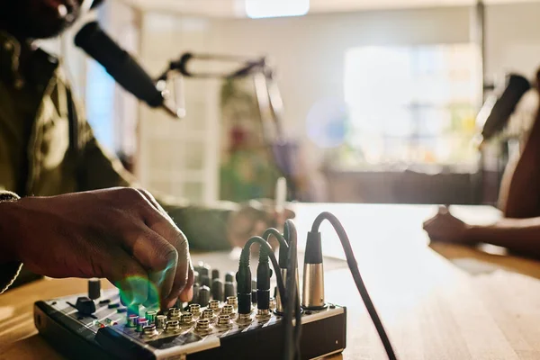 Hand Ung Afroamerikansk Man Roterande Konsoler Soundboard Samtidigt Reglera Ljud — Stockfoto