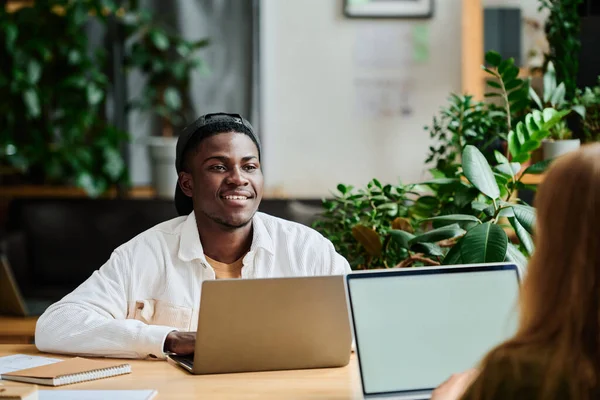 Jovem Sorridente Empresário Afro Americano Com Laptop Olhando Para Colega — Fotografia de Stock