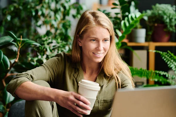 Jonge Glimlachende Zakenvrouw Zoek Naar Laptop Scherm Tijdens Het Communiceren — Stockfoto