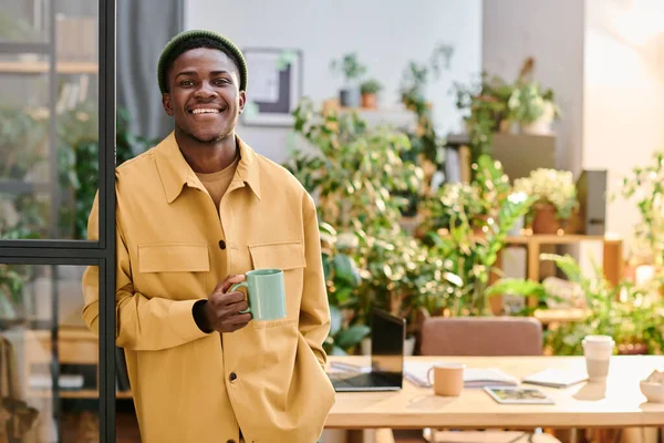 Jonge Lachende Afro Amerikaanse Zakenman Met Kopje Thee Koffie Zoek — Stockfoto