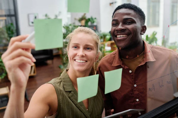 Young Smiling Blond Female Employee Explaining Her Colleague Working Points — Stock Photo, Image