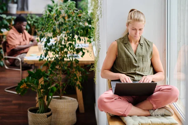 Jovem Mulher Negócios Séria Digitando Teclado Laptop Enquanto Está Sentado — Fotografia de Stock