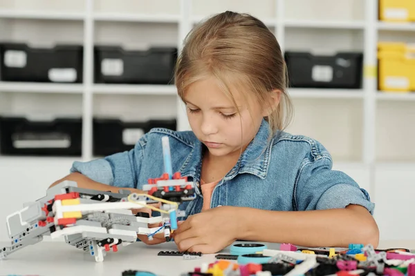 Schattig Blond Schoolmeisje Denim Shirt Aansluiten Delen Van Elektronische Robot — Stockfoto