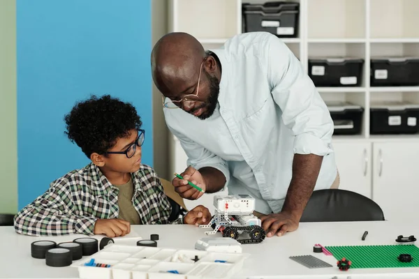 Mladý Africký Americký Učitel Robotiky Ukazuje Hračku Zároveň Vysvětluje Školákovi — Stock fotografie