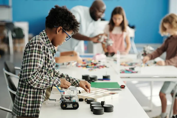 Akıllı Çocuk Öğretmenler Sınıf Arkadaşlarına Karşı Yeni Oyuncak Robotlar Yaparken — Stok fotoğraf