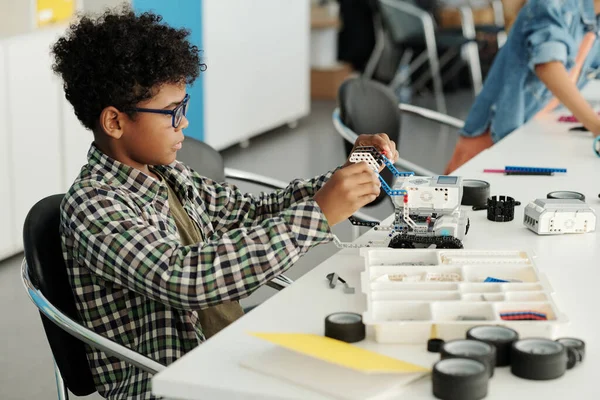 Cleverer Afroamerikanischer Schüler Baut Neuen Roboter Schreibtisch Robotikunterricht Und Verbindet — Stockfoto