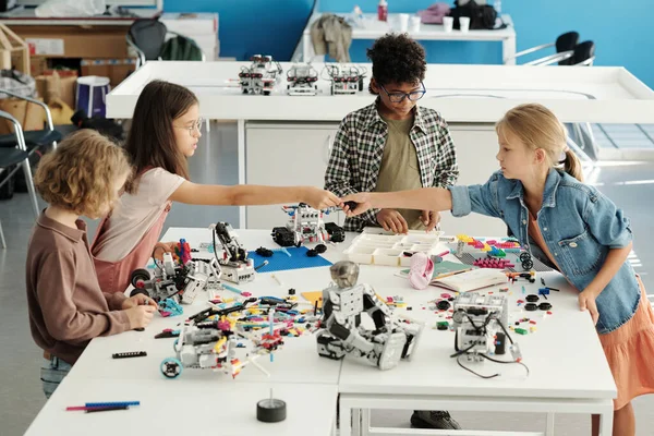 Gruppe Jugendlicher Interkultureller Schüler Baut Unterricht Neue Roboter Während Hilfsbereite — Stockfoto