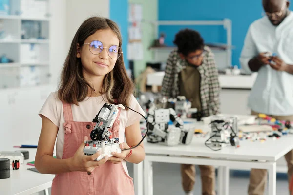 Glad Skolflicka Glasögon Och Casualwear Håller Handgjorda Robot Och Tittar — Stockfoto