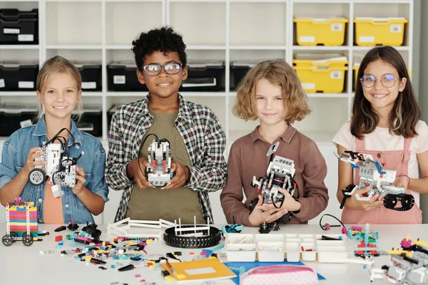 Grupp Glada Ungdomliga Interkulturella Grundskolebarn Som Håller Självgjorda Robotar Konstruerade — Stockfoto