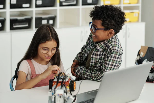 Mutlu Genç Ilkokul Öğrencisi Sınıfta Oyuncak Robot Yaratırken Tatlı Kız — Stok fotoğraf