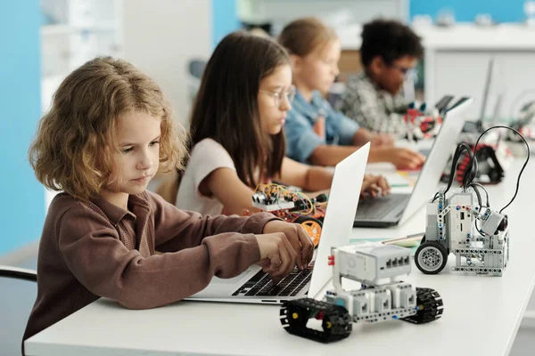 Söt Smart Skolpojke Information Som Beskriver Tekniska Egenskaper Leksak Robot — Stockfoto