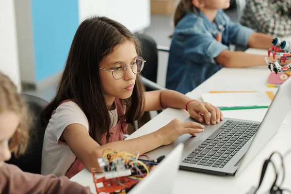 Serieuze Slimme Schoolmeisje Bril Kijken Naar Laptop Scherm Tijdens Het — Stockfoto