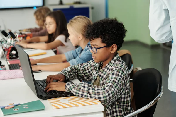 Sırayla Dizüstü Bilgisayarların Önünde Oturan Afro Amerikan Öğrenci Sınıf Arkadaşlarının — Stok fotoğraf