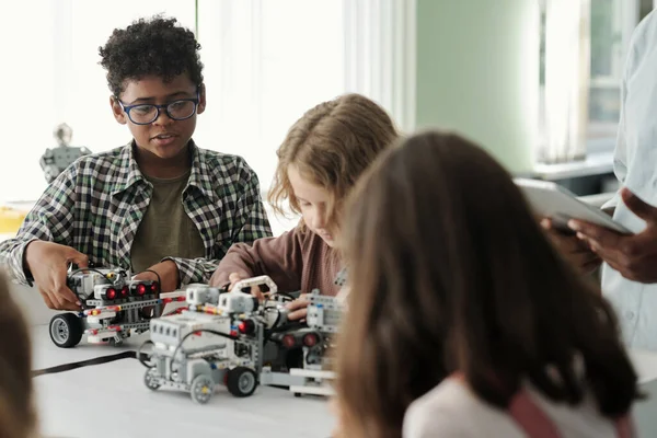 Nette Interkulturelle Schüler Spielen Mit Spielzeugrobotern Die Sie Robotikunterricht Erschaffen — Stockfoto