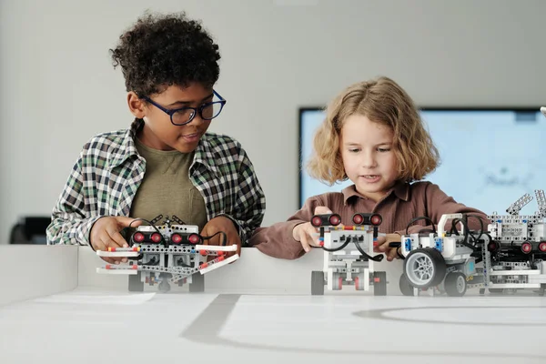 Dva Roztomilé Mezikulturní Školáci Casualwear Hrát Ručně Vyrobené Hračky Roboty — Stock fotografie
