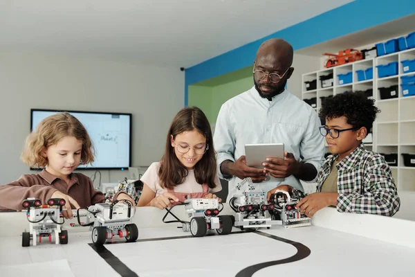 Jonge Zelfverzekerde Afro Amerikaanse Leraar Robotica Met Tablet Helpen Leuke — Stockfoto