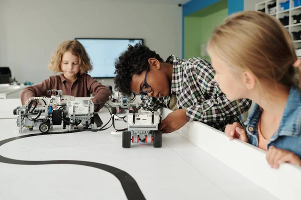 Grupp Söta Interkulturella Skolbarn Leker Med Nya Modeller Robotar Vid — Stockfoto