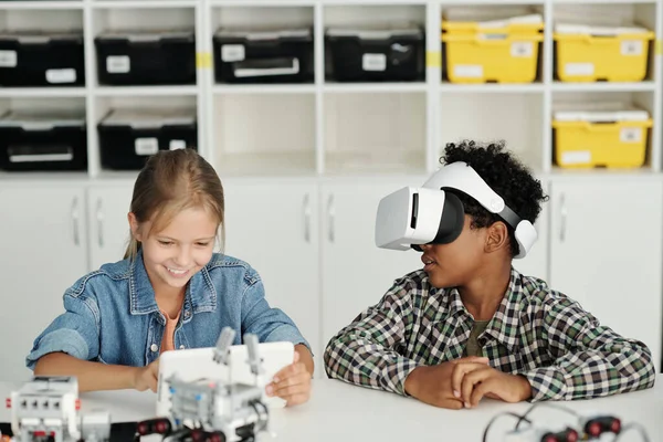 Två Smarta Interkulturella Skolbarn Spelar Virtuellt Spel Lektion Robotik Medan — Stockfoto
