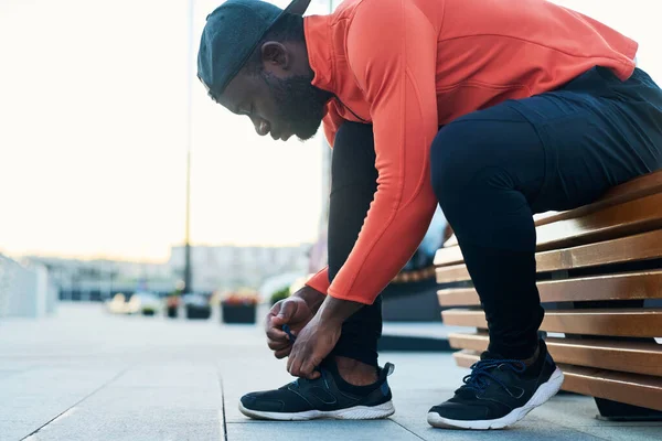 Siyah Tozluklu Kepli Kırmızı Spor Ceketli Genç Afro Amerikan Koşucunun — Stok fotoğraf