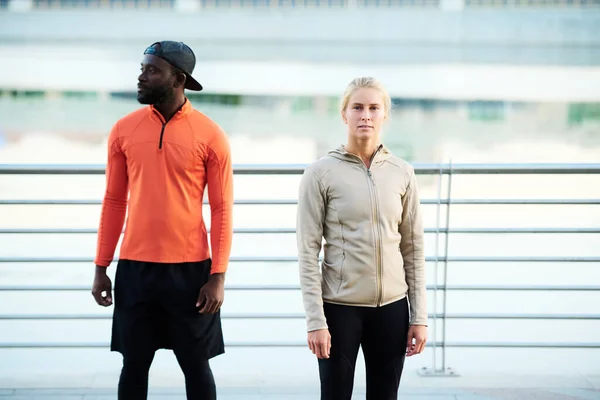 Young Multicultural Runners Athletes Activewear Standing Bridge Riverside While Blond — Stock Photo, Image