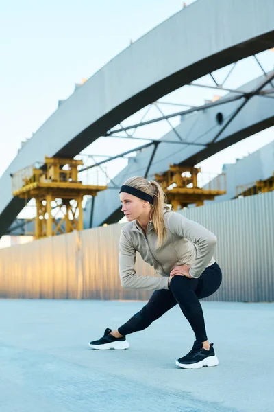 Ung Passform Idrottskvinna Sneakers Leggins Och Sport Jacka Sträcker Sig — Stockfoto