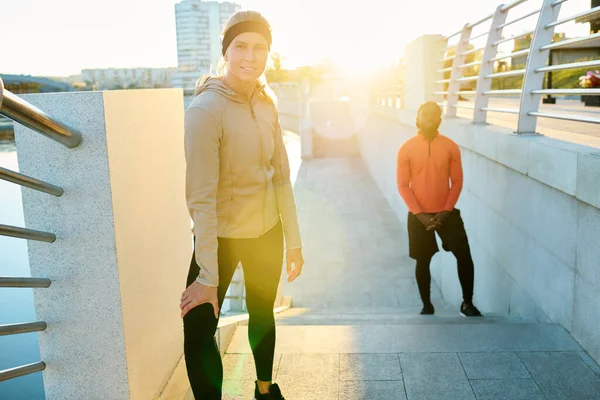 Aktif Giyimli Genç Sarışın Spor Kadın Nehir Kenarında Güneş Işığı — Stok fotoğraf