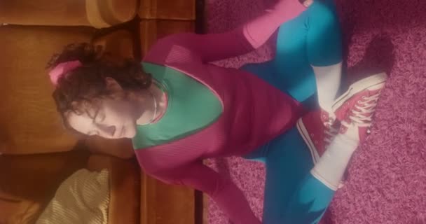 Retrato Vertical Joven Chica Caucásica Ochenta Traje Aeróbico Sentado Suelo — Vídeos de Stock