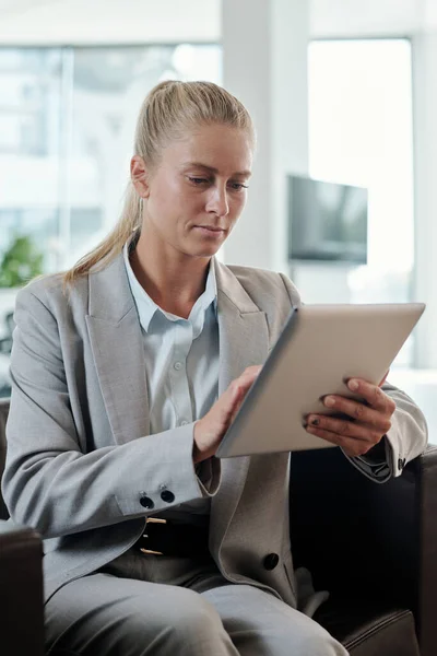 Young Serious Blond Businesswoman Grey Elegant Suit Using Digital Tablet — Stock Photo, Image