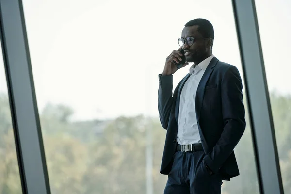 Fiatal Afro Amerikai Vezérigazgató Formalwear Beszél Mobiltelefon Miközben Áll Nagy — Stock Fotó
