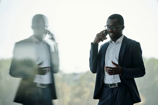 Fiatal Sikeres Afro Amerikai Üzletember Vagy Vállalkozó Mobiltelefonnal Fültől Fülig — Stock Fotó