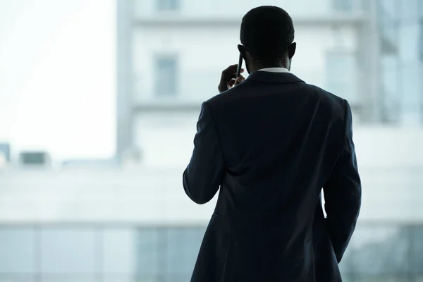 Вид Ззаду Молодого Елегантного Бізнесмена Формальному Одязі Розмовляє Мобільному Телефону — стокове фото