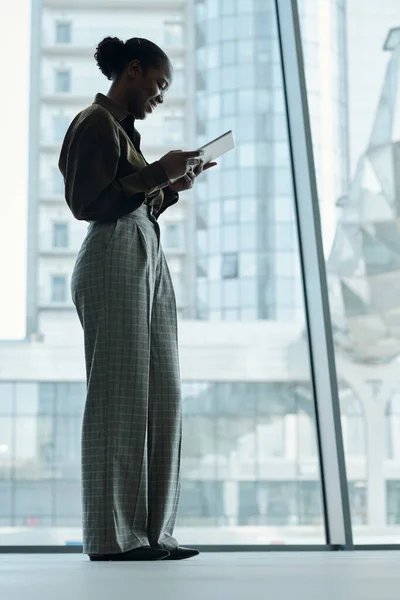 Jovem Mulher Negócios Afro Americana Casualwear Inteligente Usando Tablet Enquanto — Fotografia de Stock