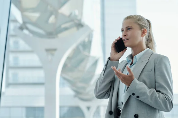 Ung Självsäker Kvinnlig Chef Formalwear Förklara Något Mobiltelefon När Står — Stockfoto