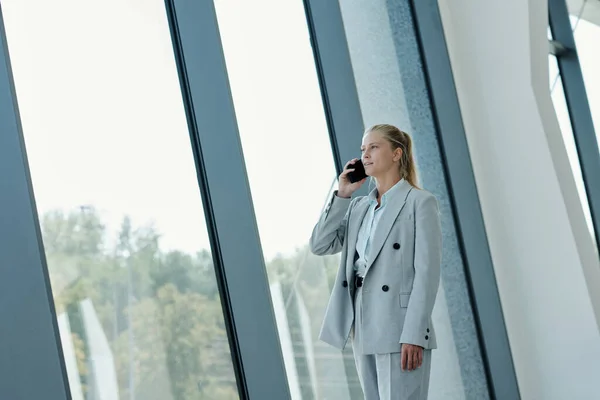 Ung Blond Kvinnlig Agent Eller Chef Formalwear Talar Smartphone Samtidigt — Stockfoto