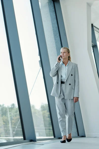 Junge Blonde Geschäftsfrau Mit Smartphone Ohr Läuft Großen Fenster Flur — Stockfoto