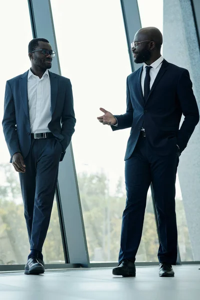 Confiante Empresário Afro Americano Fato Conversando Com Seu Colega Explicando — Fotografia de Stock