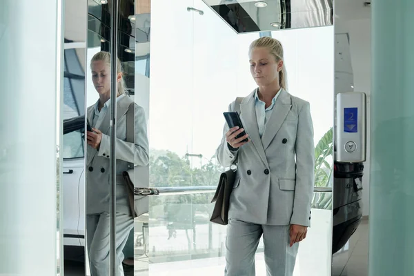 Junge Moderne Geschäftsfrau Grauer Formalbekleidung Schreibt Sms Handy Während Sie — Stockfoto