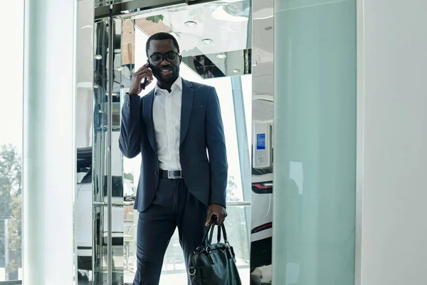 Magabiztos Afro Amerikai Üzletember Elegáns Öltönyben Beszél Okostelefonon Miközben Kimegy — Stock Fotó