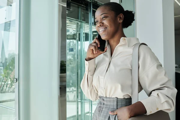 Νεαρή Χαρούμενη Επιχειρηματίας Smart Casualwear Που Μιλάει Στο Smartphone Ενώ — Φωτογραφία Αρχείου