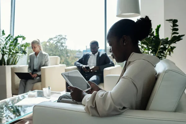 Widok Boku Młody Poważny Kobieta Pracownik Biurowy Tabletem Siedzi Białej — Zdjęcie stockowe
