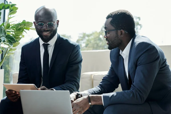 Młody Uśmiechnięty Afro Amerykański Biznesmen Tabletem Jego Kolega Omawiający Punkty — Zdjęcie stockowe