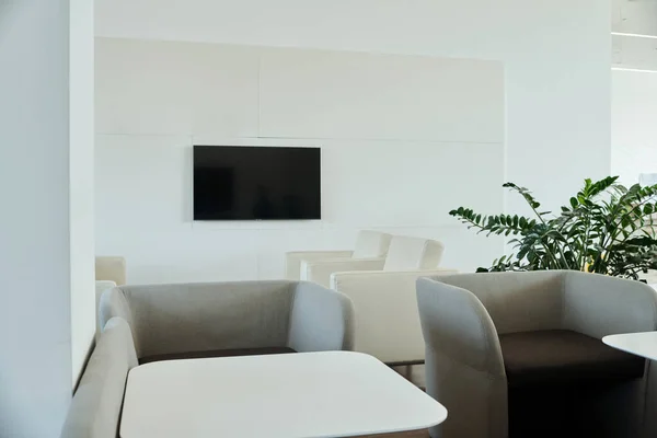 Teil Eines Modernen Komfortablen Großraumbüros Mit Bildschirm Der Wand Weißem — Stockfoto