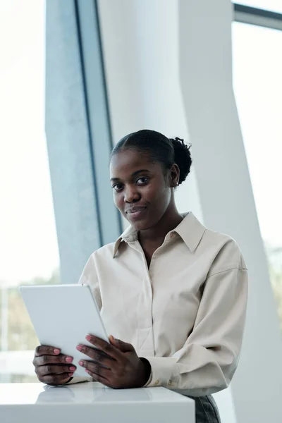 Jovem Gerente Feminina Confiante Trabalhador Colarinho Branco Com Tablet Olhando — Fotografia de Stock