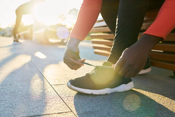 Крупный План Рук Молодого Спортсмена Завязывающего Шнурки Черной Спортивной Обуви — стоковое фото