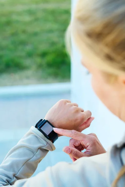Young Sportswoman Fitness Instructor Pointing Smartwatch Her Wrist While Noting — Stock Photo, Image